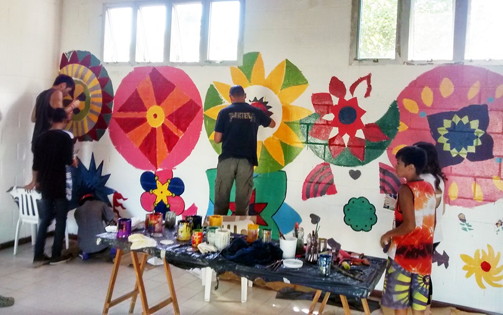 Centro de Día Horizontes pinta mural en Complejo 3 Edad